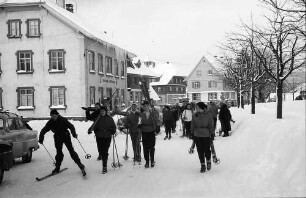 Hinterzarten: Skiläufer vor Café Imbery