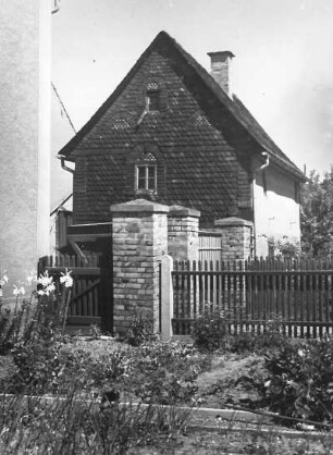 Rohrbach (Belgershain-Rohrbach). Bauernhaus. Eckansicht mit schindelverkleideter Giebelfront