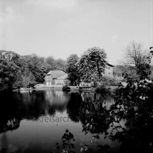 Lasbek-Gut: Lasbeker Mühle und Mühlenteich: im Hintergrund Bäume: Spiegelung im Wasser