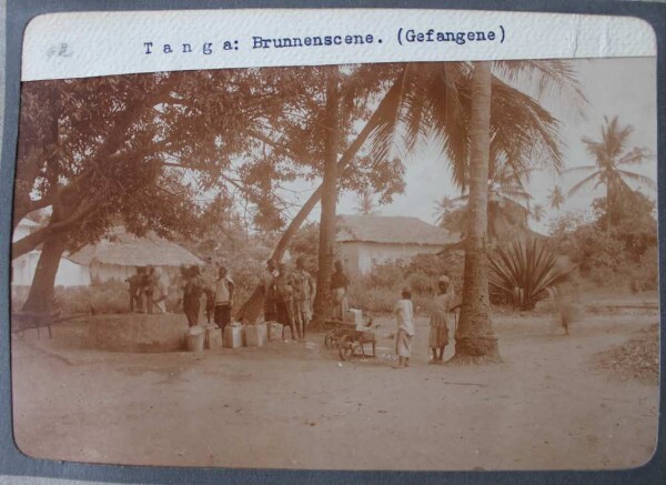 Tanga: Fountain scene (prisoners)