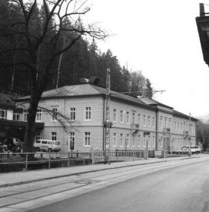 Bad Schandau, Kirnitzschtalstraße 6. Kirnitzschtal-Klinik. Kurbadgebäude (1882). Straßenansicht