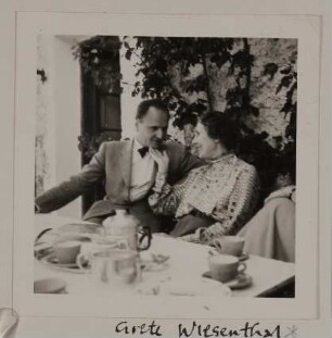 Grete Wiesenthal mit ihrem Sohn Martin Lang am Gartentisch