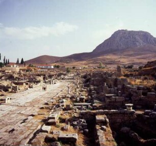 Korinth, Palaió Kórinthos. Lechaion-Straße. Blick südwärts auf Agorá und Akropolis