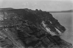 Santorini, Blick auf die westliche Steilküste mit Bimssteinabbau