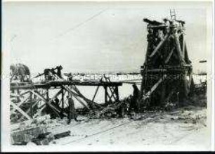 Pioniere beim Brückenbau an der Ostfront