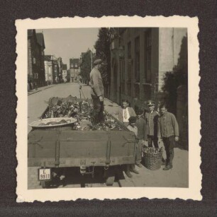 Metallsammlung und Verladung in der Wiesenstraße. Detmold. vor der ehem. katholischen Schule
