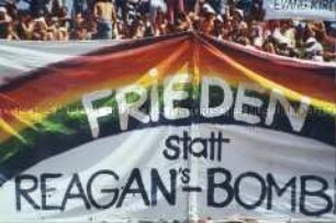 Transparent "Frieden statt Reagan('s) -Bombe" auf der Friedensdemonstration am 10. Juni 1982 in Bonn