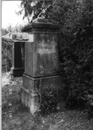 Grabstein 379 (Index: 100093465) Maße HxBxT: 164x52x52 cm: Grabstein 379