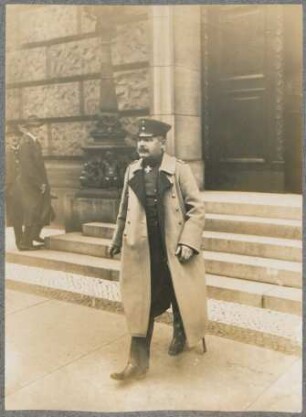 Kriegsminister Wild von Hohenborn beim Verlassen des Reichstagsgebäudes nach der letzten Sitzung