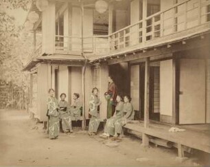 Frauen vor einem Teehaus