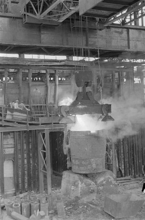Reportage: VEB Stahl- und Walzwerk Brandenburg : Stahlabstich