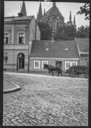 Blick auf den Veitsdom - vorne Häuser und ein Pferdefuhrwerk