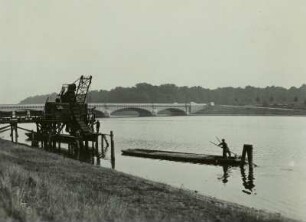 Leipzig. Schlamm-Elevator an der Brücke des Elsterstaubeckens