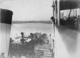 Kreuzfahrten der Hamburg-Amerika Linie, um 1911/1913. Blick von der Reling eines Hochseepassagierdampfers auf das Deck des Passagierdampfers Portsmouth (bezeichnet Southampton 1897) mit Touristen an Bord