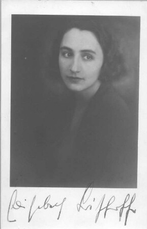 Elisabeth Lischoff? oder Lichoff? Lithoff? (erwähnt 1933 in Leipzig; Musikerin). Fotografie (Weltpostkarte mit Autogramm recto und Widmung und an Theodor Blumer verso, bezeichnet 5.II.1933 in Leipzig) von Atelier Reibt, München, vor 1934