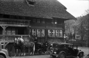 Glottertal: Trachtengruppe vor "Gasthaus Engel"