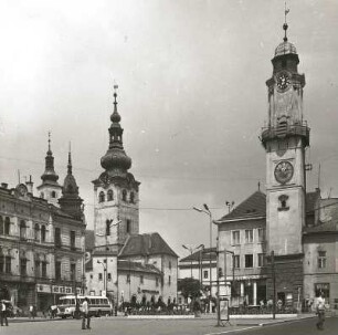 Banská Bystrica. Marktplatz mit Turm des Haupttores und Uhrtrum