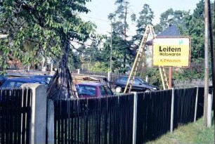Leiterbaubetrieb Keutsch, Firmenschild an der Straße