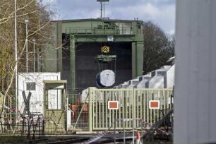 Der neunte Castor-Transport mit abgebrannten Brennstäben / Brennelementen erreicht den Verlade-Bahnhof in Dannenberg / Wendland, 21.11.05. Hier wird ein Castor vom Verladekran auf einen Tieflader umgeladen
