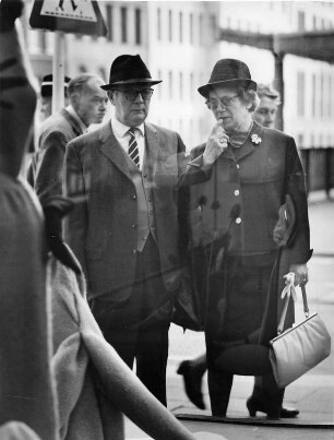 Ein Paar steht vor einem Schaufenster. "Wollen wir bei Karstadt einkaufen ?"