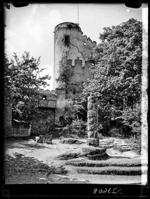 Riesengebirge: Hof der Ruine Kynast