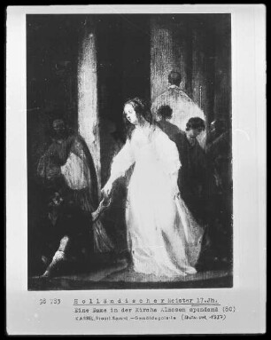 Eine Dame spendet in der Kirche Almosen