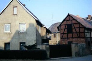 Bauernhof mit Laubengang am Eingang zum Rundling