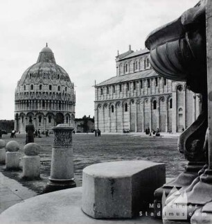 Pisa. Domplatz mit Dom und Baptisterium