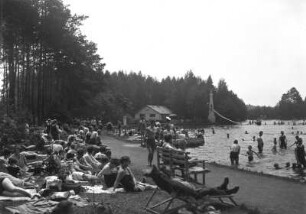 Weixdorf-Friedersdorf. Prinz-Hermann-Bad (Waldbad Weixdorf). 25-jähriges Jubiläum am 02.08.1931. Liegewiese bei der Gaststätte "Seeblick" und Badeteich mit Rutschbahn (Ostufer)