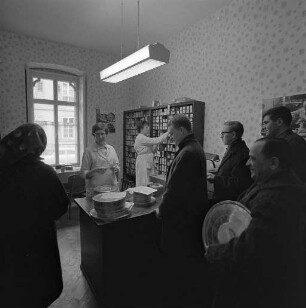 Beengte Raumverhältnisse bei der Landesbildstelle Baden im Gebäude Sophienstraße 39 - 41.