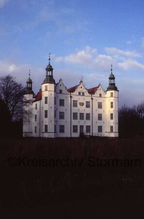 Schloss Ahrensburg: Ansicht von Süden: an mittlerem Giebelhaus Sonnenuhr, Gartenportal: Gartenbrücke über inneren Schlossgraben