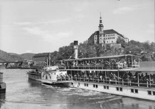 Tetschen (Decin) mit Personenseitenraddampfer "Meißen" (V, 1885; Werft Blasewitz) an der Anlegestelle. Blick zum Schloss