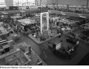 Raumaufnahme mit Ausstellungskojen ausländischer Hersteller