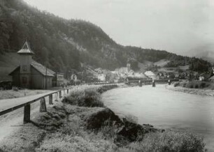 Lauffen, Ortsansicht : Lauffen (Österreich). Ortsansicht mit Dorfkirche. Blick über die Traun