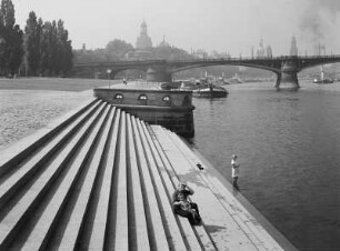 Dresden. Treppen unterhalb des Terrassenufers mit Blick nach Westsüdwesten zu Carolabrücke und Altstadt