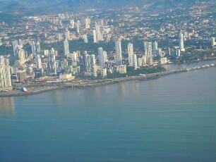 Panama-City aus der Luft : Aufgenommen währen des Landeanfluges einer kleinen Propellermaschine über Panama-City am 14. Septenber 2011