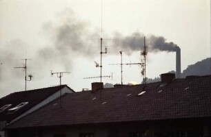 Freiburg: Sonnenuntergang hinter dem Schlossberg und rauchender MEZ-Schornstein