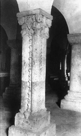 Freising, Dom St. Maria und Korbinian, Domkrypta, mittl. Säulenreihe, 1. Säule von Osten, Nordostseite, Kapitell mit knieenden Eckfiguren