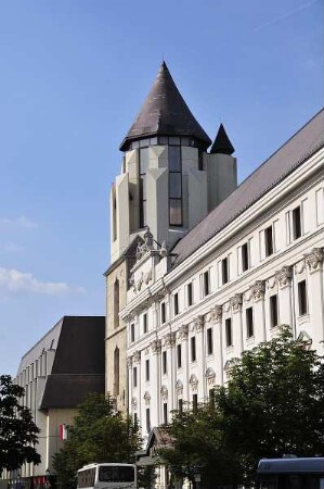Budapest - Fassade des Hilton-Hotels : Außenansicht des HILTON-Hotels auf dem Burgberg. Aufgenommen in Budapest am 13. Juni 2011