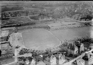 Weimar, Blick auf das Stadion aus Richtung Süden. Im Vordergrund Schwanseestraße. Im Hintergrund Siedlung Heimfried