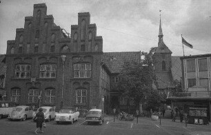 Rendsburg: Rathausplatz, Hintergrund Kirche