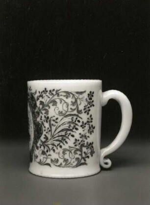 Henkeltopf mit Freundschaftssymbol in Kartusche. Dresden?, Anfang 18. Jahrhundert. Glas (Milchglas), Schnitt, Vergoldung,Emailmalerei; Höhe 11,2 cm. Prag: Kunstgewerbemuseum 17.142 (Haase, 1988, Kat. Nr. 241)