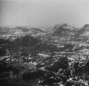 Luftbildaufnahme einer Gebirgslandschaft : Bergspitzen eines Gebirgsmassivs.