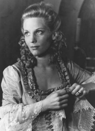 Hamburg. Thalia-Theater. Portrait der deutschen Schauspielerin Karin Jacobsen (1924-1989) aufgenommen während einer Aufführung der Kömödie "Tartüff" 1946
