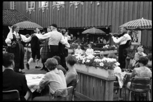 Oslo: Volkstanz im Garten des Folkemuseum Restaurants