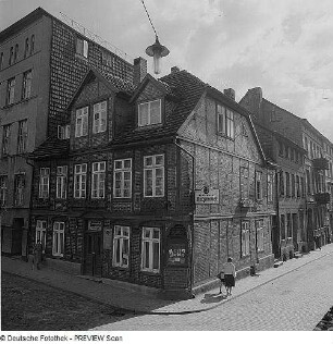 Schwerin. Wohnhaus mit Restaurant "Burgmauer", Münzstraße Ecke Burgstraße