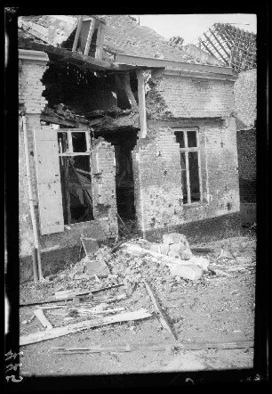 Saint-Quentin (?) (Dep. Aisne, Frankreich): "zerschossenes Haus"