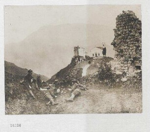 Unsere Soldaten beim Kartenspiel in den Bergen vor Vittorio