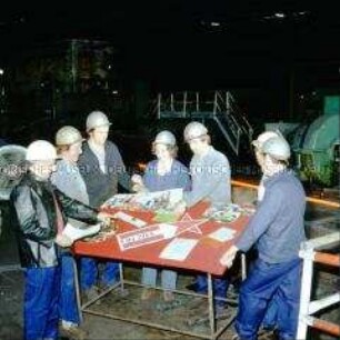 Arbeiter des VEB Stahl- und Walzwerk Hennigsdorf "Wilhelm Florin" erstellen eine Wandzeitung