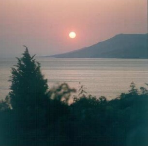 Kroatien. Sonnenuntergang in einer Bucht im Gebiet von Zadar